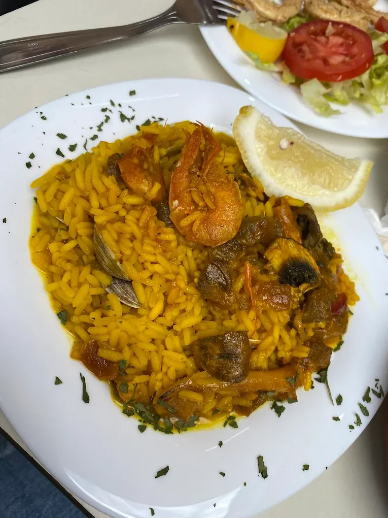 Arroz con marisco en un gastrobar de Alcosa, Sevilla