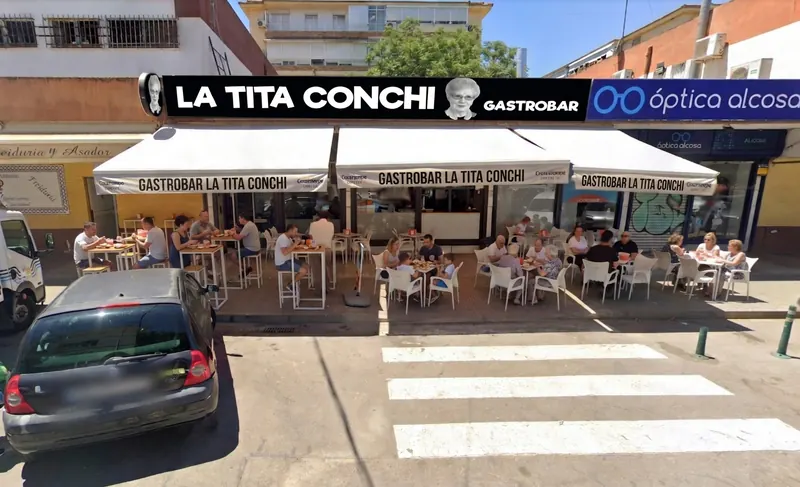 Fachada y terraza del bar La Tita Conchi Gastrobar en Alcosa, Sevilla
